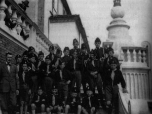 Gruppo di giovani Balilla con Arturo De Cillia