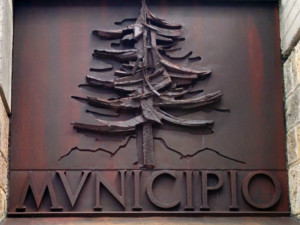 Il bassorilievo all'entrata