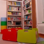 La biblioteca è dotata di un angolo dedicato ai più piccoli.