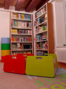 La biblioteca è dotata di un angolo dedicato ai più piccoli.