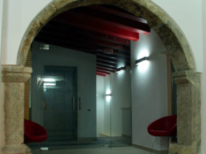 L' arco storico rinvenuto ora funge da ingresso ai locali della collezione.