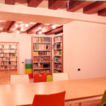 Ampi spazi permettono un agevole consultazione delle librerie.