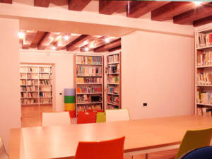 Ampi spazi permettono un agevole consultazione delle librerie.