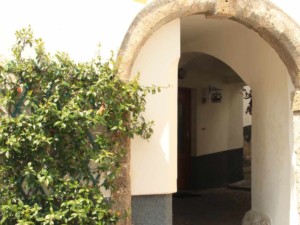 Scorcio di un androne in via Breili