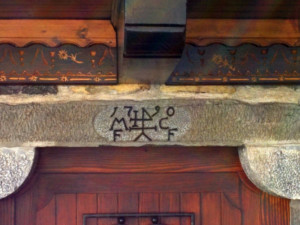 Architrave in pietra in Gleris