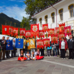 Foto di gruppo con le autorità e i labari