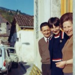Anni '60 - La famiglia al completo sulla porta di casa.