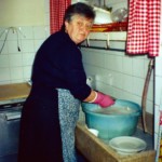 Romilda Morocutti al lavoro in cucina: capace ed esperta cuoca.