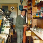 Anni '80 - Galdino al lavoro dietro il bancone del bar.