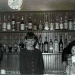 1964 - Bar De Cillia. Galdino Plos con la figlia e la moglie Maria Candusso.