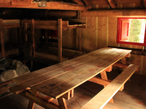 Gli interni del rifugio