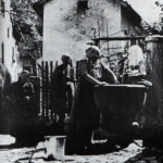 La fontana che ora troviamo a fianco del cippo, un tempo era collocata in località Breili