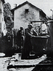 La fontana che ora troviamo a fianco del cippo, un tempo era collocata in località Breili