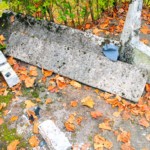 Alcuni frammenti dell'auto, sullo sfondo il fiume