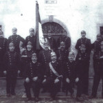 I pompieri di Treppo Carnico in posa nella piazza di Zilie