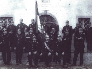 I pompieri di Treppo Carnico in posa nella piazza di Zilie