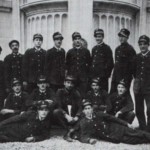 Pompieri davanti al monumento