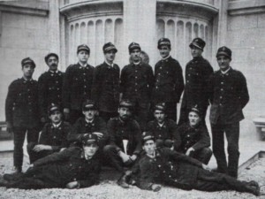 Pompieri davanti al monumento