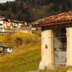 La maine e sullo sfondo la frazione di Zenodis