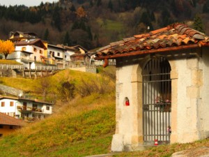 La maine e sullo sfondo la frazione di Zenodis