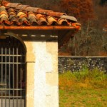 La maine e sullo sfondo il cimitero