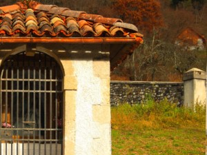 La maine e sullo sfondo il cimitero