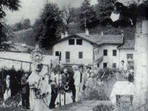 Anni '90, benedizione con il Santissimo