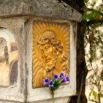 Il lato sinistro dell'ancona vista dalla strada