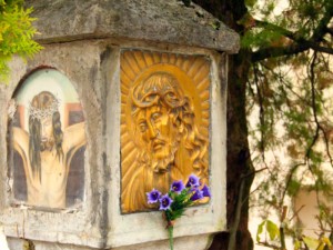 Il lato sinistro dell'ancona vista dalla strada