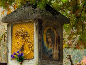 Il lato destro dell'ancona vista dalla strada