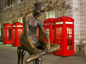 L'opera "Giovane Ballerina" è situata in Broad Court di fronte al Teatro dell'Opera a Covent Garden