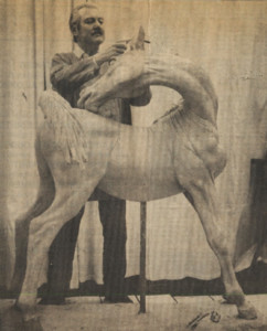 Enzo dà forma all'argilla nel suo studio di Chelsea