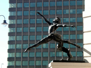 L'opera bronzea "Jeté" situata lungo Millbank a Londra