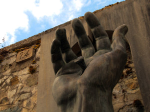 L'opera "Mano di Cristo" presso il cimitero di Treppo