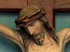 Dettaglio del crocifisso ligneo al suo interno