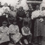 La maestra De Marchi assieme ad alcuni parenti e la mamma "Lene de Minete"