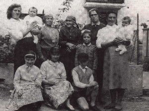 La maestra De Marchi assieme ad alcuni parenti e la mamma "Lene de Minete"