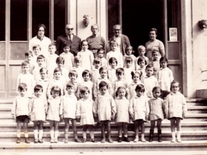 Sulla scalinata della scuola dell'infanzia