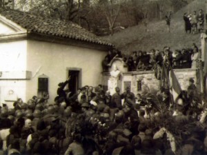 Cerimonia di deposizione della salma nel cimitero