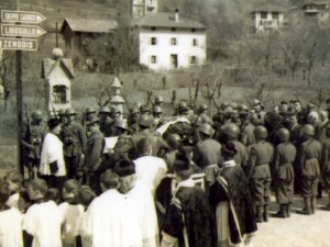 Il corteo funebre sul ponte di cech