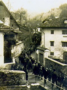 Il corteo lungo le strade di siaio