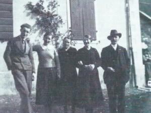 Foto di famiglia, con Aldo Moro assieme alla zia Costanza, la mamma Teresa, la zia Luigia ed il nonno Vigj di Gleries.