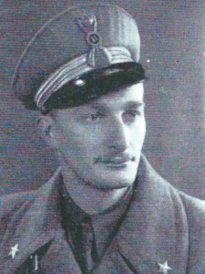 Aldo Moro con la divisa da Tenente