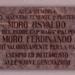 La lastra commemorativa posta all'ingresso delle ex-scuole elementari