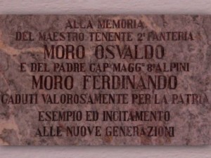 La lastra commemorativa posta all'ingresso delle ex-scuole elementari