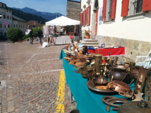 Le bancarelle adornavano tutta la piazza