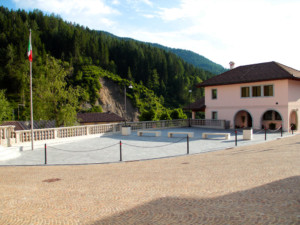 Veduta della piazza: sullo sfondo la nuova canonica