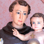 Dettaglio della Statua di Sant'Antonio con il Bam bino Gesù