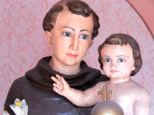 Dettaglio della Statua di Sant'Antonio con il Bam bino Gesù