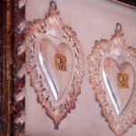 Segni devozionali e ex-voti presenti al suo interno